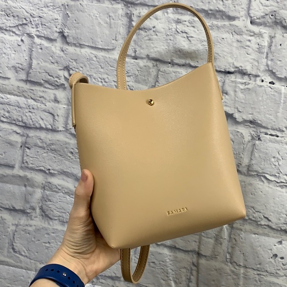 Samara Handbags - NWOT Samara Tan Vegan Leather Bucket Crossbody Shoulder Bag